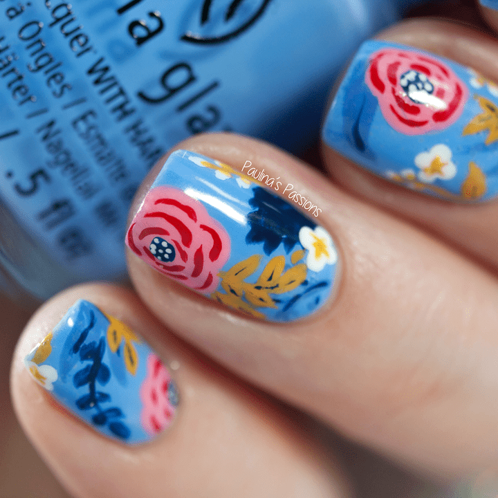 A manicured hand made with 8pc Dual Sided Nail Art Brush and Dotting Tool.