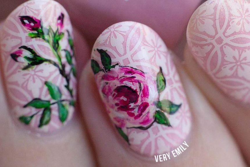 A manicured hand made with 8pc Dual Sided Nail Art Brush and Dotting Tool.