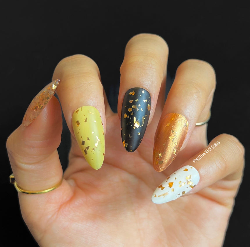 Honeypot (P138) - Clear with Copper Gold Flakies Nail Polish