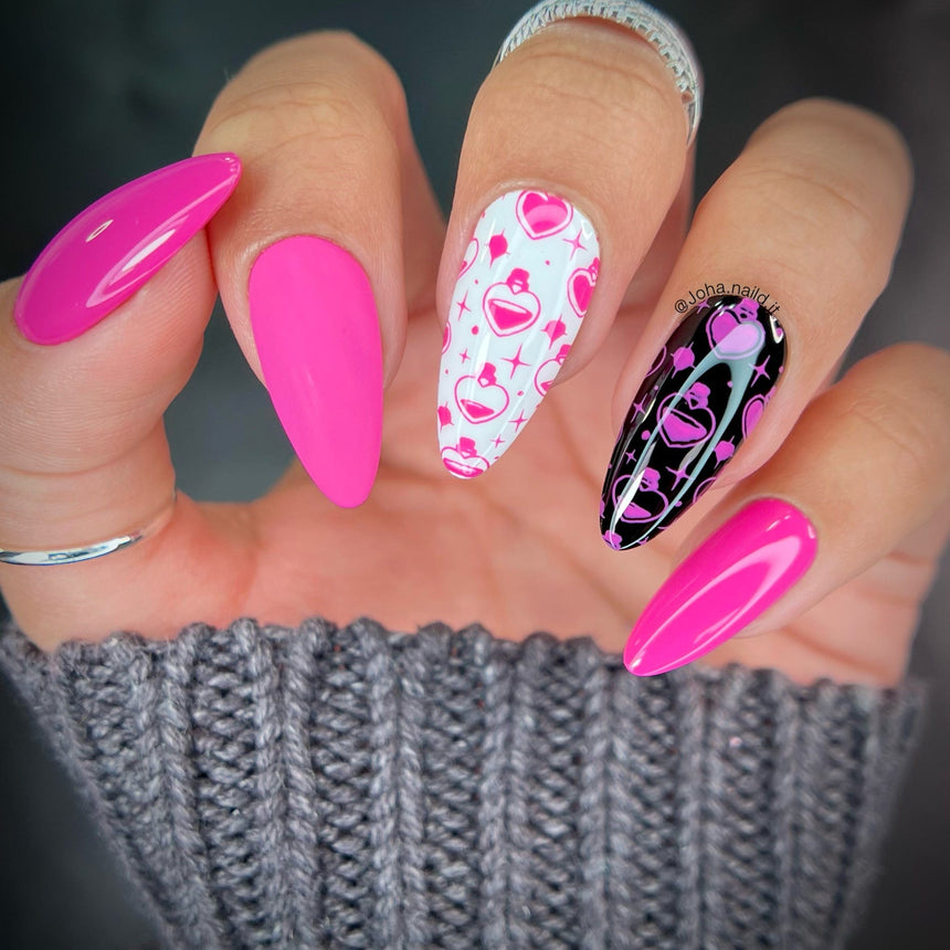 Hearts & Chains: Links of Love (MXM098) - Nail Stamping Plate