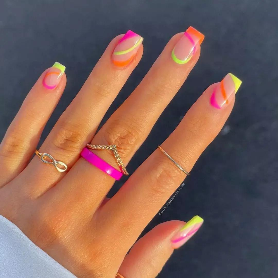 https://maniology.com/cdn/shop/articles/bright-summer-nails_78d2c392-3fc4-490c-abe7-ddac6e8feff1.jpg?v=1747154302&width=1600