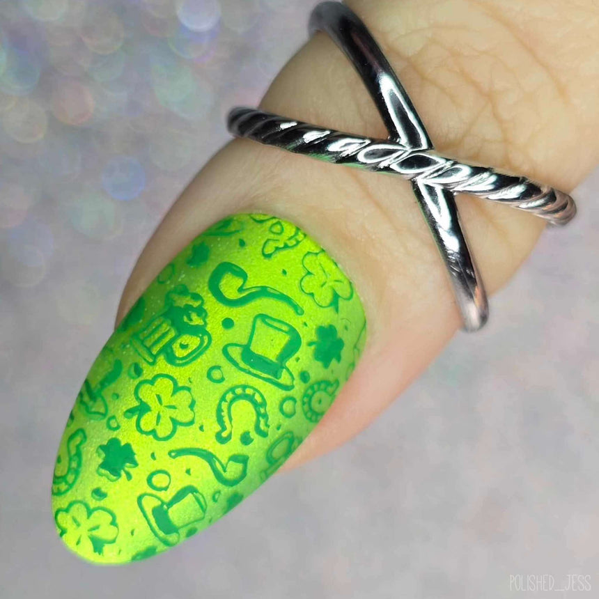 Clover Craze (M561) - Nail Stamping Plate