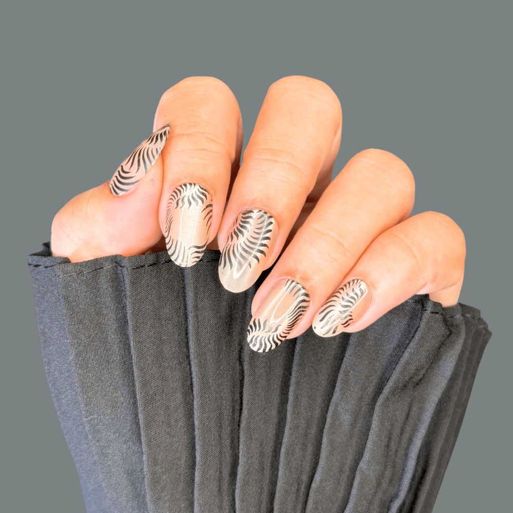 Fashion Forward (M555) - Nail Stamping Plate