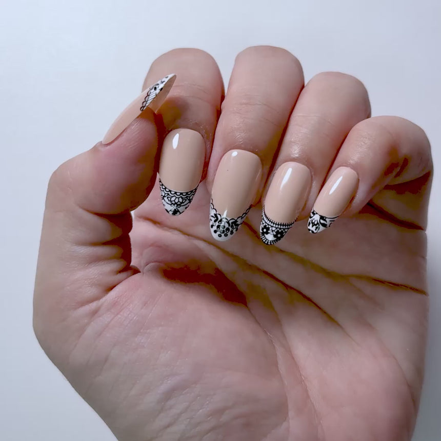 Lacey French (M477) - Nail Stamping Plate