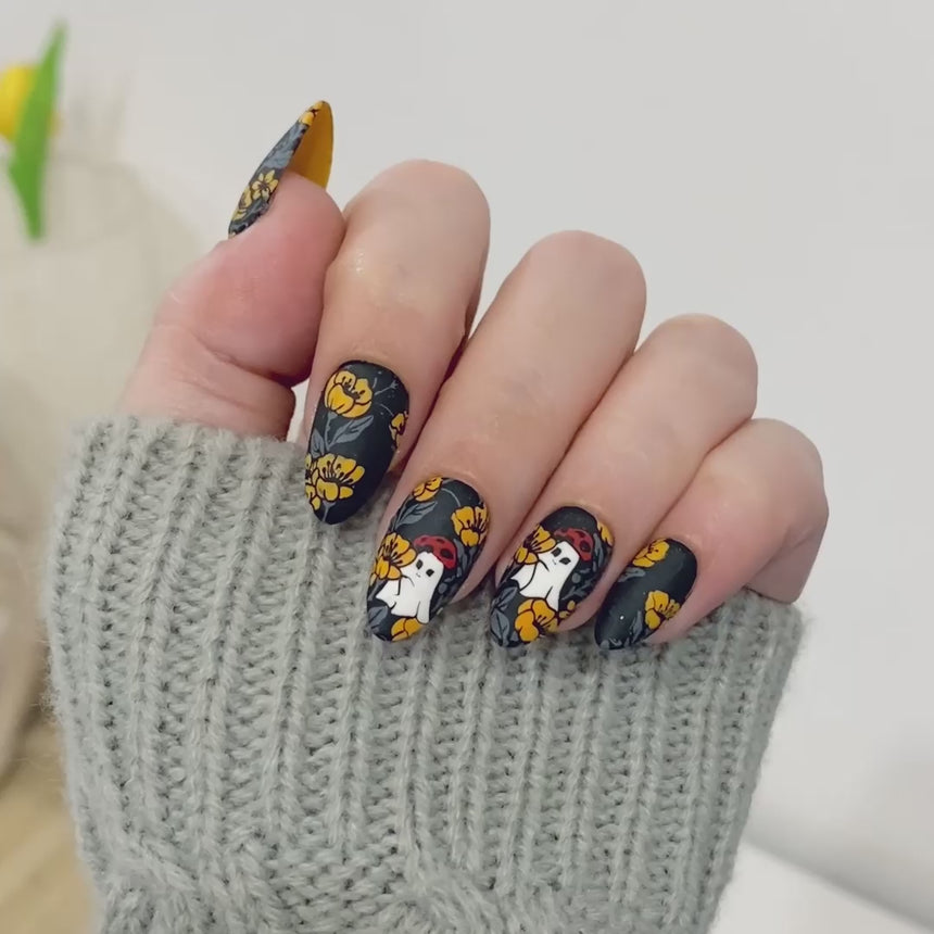 Ghoulish Gardener (M618) - Nail Stamping Plate