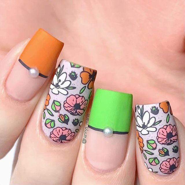 A manicured hand with flowers design by Maniology (m183).