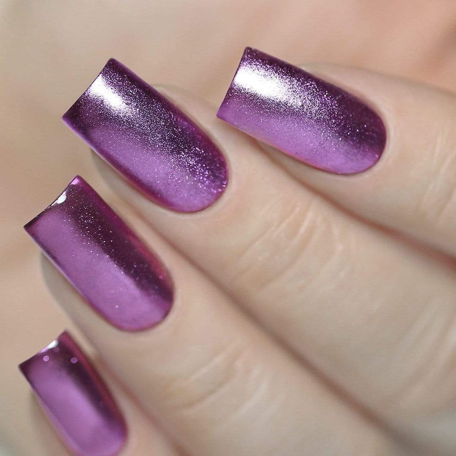 A manicured hand made with Tanzanite (NA022) Light Purple Mirror Nail Art Powder by Maniology.