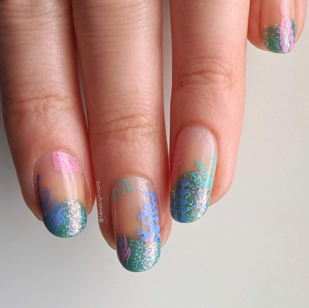 A manicured hand with coral reef (m145) by Maniology.