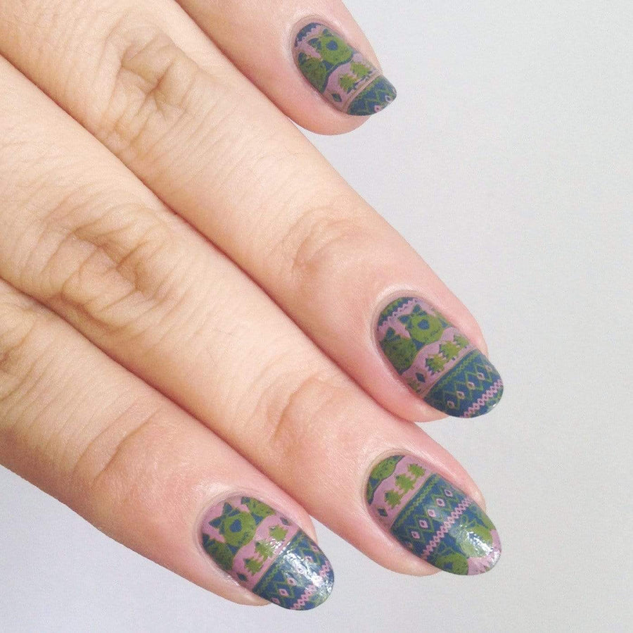 A manicured hand with Winter Layers: Christmas Lights design by Maniology (m080).